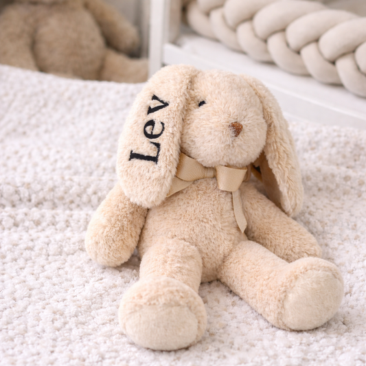 Knuffel konijn met eigen naam geborduurd - Sfeerfoto